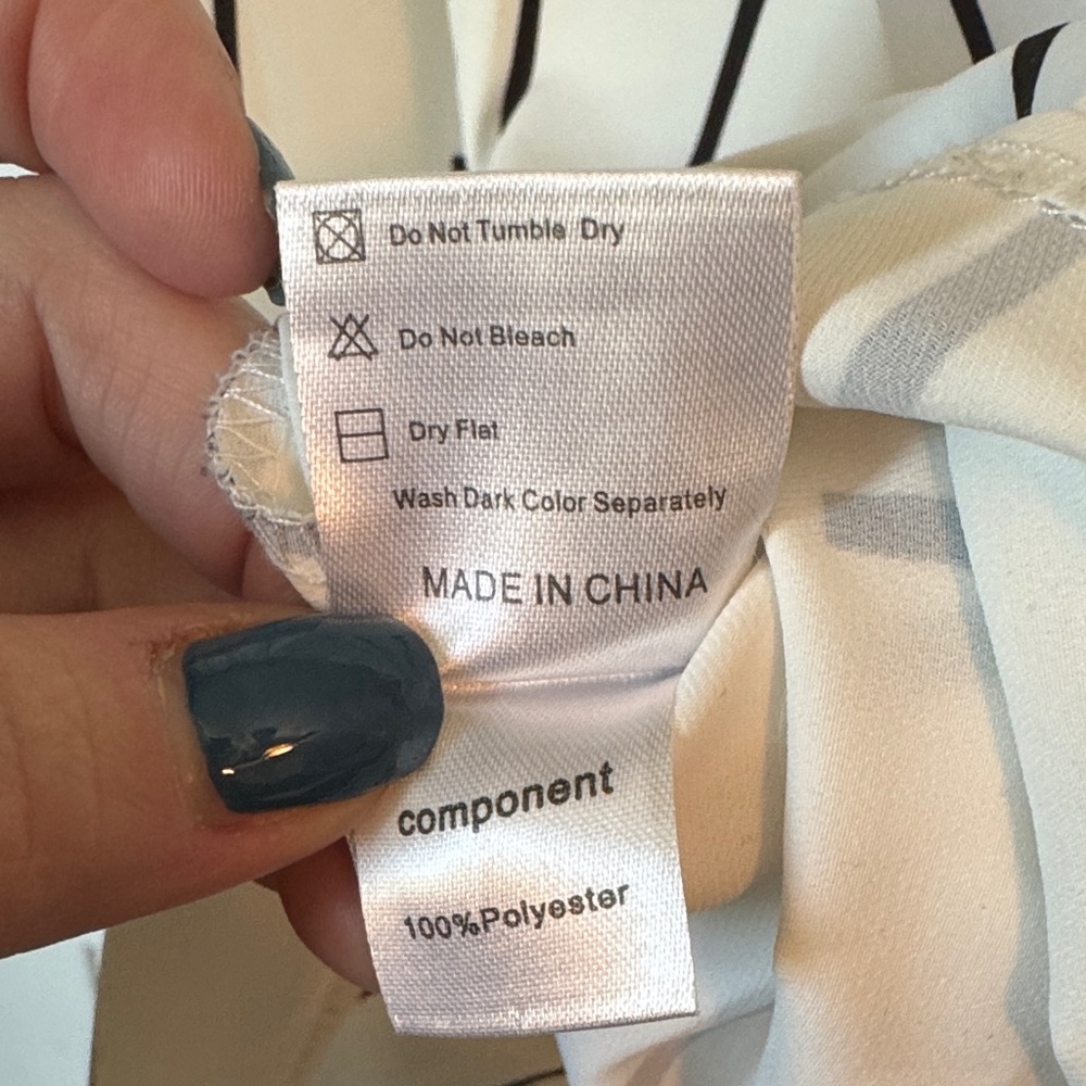 Sleeveless Split V-Neck Printed Blouse - White with Black Linear Print - Picture 4 of 5